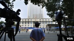 Penjagaan ketat di sekitar pengadilan di provinsi Jiangxi, China selatan (Foto: dok). Tiga aktivis anti-korupsi China diadili dalam tuduhan menggunakan 'aliran sesat' untuk merongrong hukum dan mengumpulkan khalayak untuk mengganggu ketertiban umum (28/10).