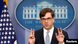 Ketua Dewan Penasihat Ekonomi Gedung Putih, Jason Furman, memberikan keterangan terkait laporan Kantor Anggaran Kongres (CBO) dan Undang-Undang Perawatan Terjangkau Obama di Gedung Putih, Washington (4/2).