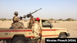 Une mitrailleuse montée sur un véhicule de l'armée nigérienne dans le village de Zenam Kelouri, le 29 février 2016. (VOA/Nicolas Pinault)