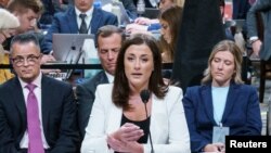 마크 메도스 전 백악관 비서실장 보좌관으로 일한 캐시디 허친슨(가운데) 씨가 28일 미 의회 난입 사건에 관한 하원 특별위원회 6차 공개 청문회에서 증언하고 있다.