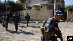 Pasukan keamanan Irak maju dalam pertempuran melawan militan ISIS di Mosul barat, Irak, 6 Maret 2017. (AP Photo/Khalid Mohammed).