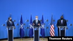 옌스 스톨텐베르크 나토 사무총장(가운데)이 14일 토니 블링컨 미 국무장관, 로이드 오스틴 미 국방부 장관이 동석한 가운데 나토의 아프간 주둔 철수 계획에 대해 발표하고 있다. 