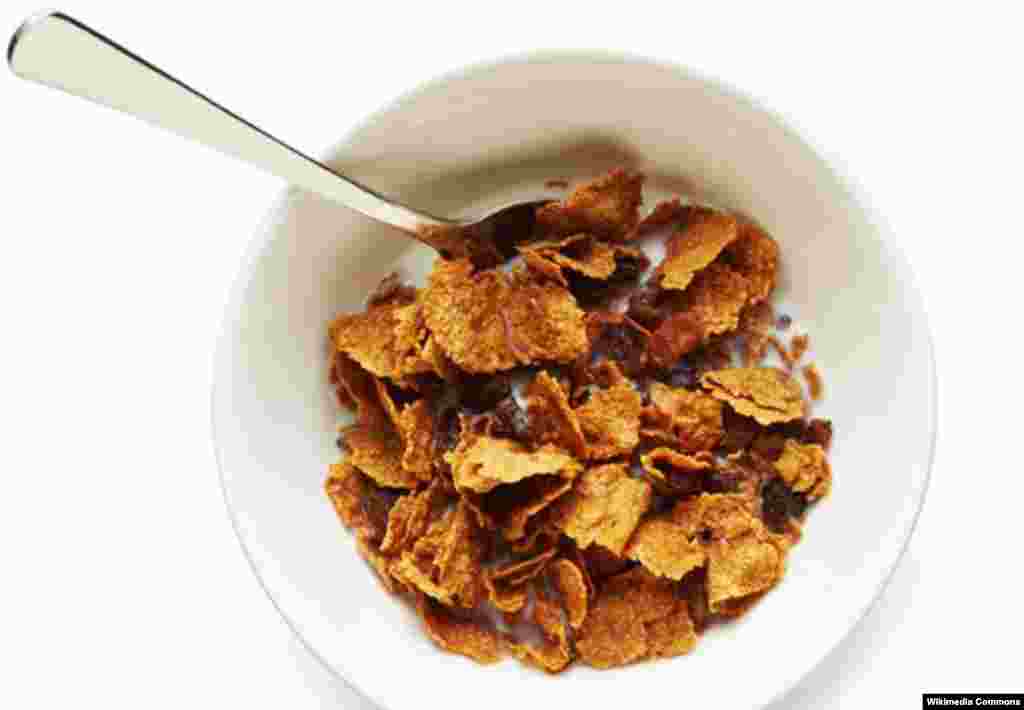 غلات صبحانه با شير 