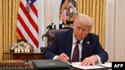 ፕሬዝደንት ዶናልድ ትራምፕ እንደ አውሮፓውያን የዘመን አቆጣጠር ጀንዋሪ 20 ቀን 2025 ዓ.ም በዋይት ሃውስ ኦቫል ኦፊስ የሥራ አስፈፃሚ ትዕዛዝ ሲፈርሙ።