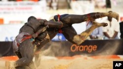 La lutte traditionnelle est très célèbre en Gambie et au Sénégal, ici à Dakar, 30 mai 2010.