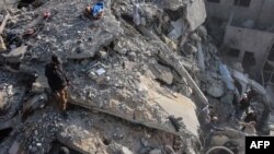 Palestinci istražuju ruševine zgrade nakon izraelskog udara, u gradu Gaza, 22. novembra 2024.