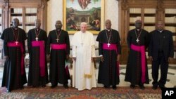 Le pape François au milieu des évêques maliens au Vatican, le 7 mai 2015.
