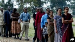 Des Kenyans attendent pour voter à Nairobi, Kenya, le 27 décembre 2007. 