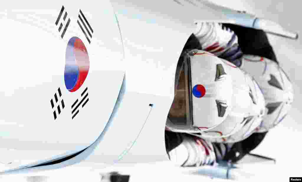South Korea&#39;s pilot Kim Dong-hyun (front) and his teammates speed down the track during a four-man bobsleigh training session at the Sanki Sliding Center in Rosa Khutor, near Sochi, Feb. 20, 2014.&nbsp;