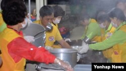 대한적십자사가 제18호 태풍 '차바'로 피해를 입은 제주·울산·부산 등지에서 긴급구호활동을 전개하고 있다고 6일 발혔다. 사진은 적십자 관계자들이 지난 5일 울산시 한 아파트에서 이재민들에게 무료 배식중인 모습. (대한적십자사 제공)