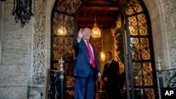 លោក​ប្រធានាធិបតី​ជាប់​ឆ្នោតDonald Trump បក់​ដៃ​ទៅ​កាន់​សារព័ត៌មាន​បន្ទាប់​ពី​កិច្ចប្រជុំ​ជាមួយ​នឹង​ឧត្តមសេនីយ​នានា​នៅ​អគារ Mar-a-Lago ក្រុង Palm Beach រដ្ឋ Florida កាលពី​ថ្ងៃទី២១ ខែធ្នូ ឆ្នាំ២០១៦។