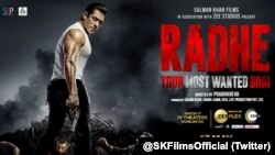 ایکشن، ڈرامہ اور تھرل سے بھرپور فلم 'رادھے: یور موسٹ وانٹڈ بھائی' میں سلمان خان ایک پولیس افسر کا کردار ادا کر رہے ہیں