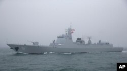 중국 해군의 미사일 구축함이 지난 2019년 4월 인민해방군 창설 70주년 행사를 맞아 산동성 칭다오 근방 해상에서 항해하고 있다. (자료사진)