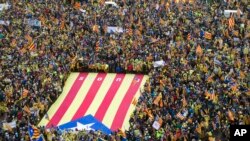 Ribuan pendukung kemerdekaan Catalonia berkumpul di dekat kantor Uni Eropa di Brussels, Belgia, 7 Desember 2017.