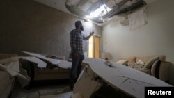 Mohamed Fahim warga Riyadh, Arab Saudi menunjukkan kerusakan rumahnya setelah pertahanan udara Saudi berhasil mencegat serangan misil pemberontak Houthi Yaman, Sabtu (27/2). 