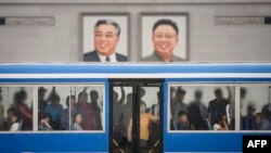 지난 6월 북한 평양에서 시민들을 태운 버스가 김일성광장을 지나고 있다. (자료사진)