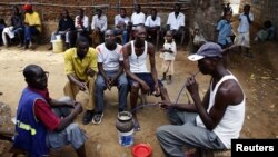 Des boissons artisanales sont proposées dans un bar local à Mishomoroni près de Mombasa au Kenya, 6 mars 2013. (REUTERS/Marko Djurica)