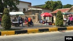 រូបឯកសារ៖ ទិដ្ឋភាព​នៅ​ខាង​ក្រៅ​រោងចក្រ​មួយ​ ដែល​ស្ថិត​ក្នុងខណ្ឌ​សែនសុខ​ រាជធានី​ភ្នំពេញ។ (ហ៊ុល រស្មី/វីអូអេ)