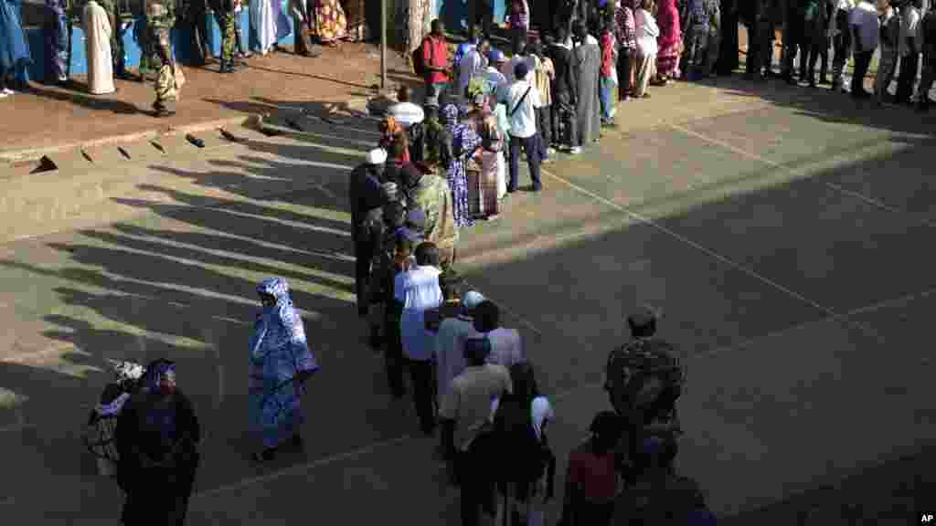 Une file d&#39;électeurs devant un bureau de vote en Gambie, le 1er décembre 2016.