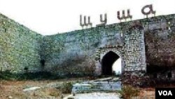 Şuşa şəhərinin qədim qala divarları 