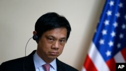 Hoyt Brian Yee, Deputi Asisten untuk Masalah Eropa dan Eurasia, mendengarkan pidato Perdana Menteri Serbia Aleksandar Vucic dalam sebuah konferensi pers bersama di Belgrade, 24 Mei 2017.