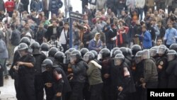 Polisi anti huru-hara Mesir berusaha menghalangi para demonstran dalam unjuk rasa di kota Alexandria (foto: dok). 