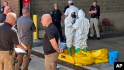 Pripadnici civilnog tima Nacionalne garde istražuju sumnjive pakete dostavljene izbornim zvaničnicima u Mizuriju (Foto: AP/Summer Ballentine)