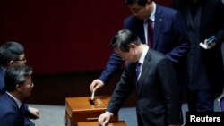 អ្នក​តំណាងរាស្រ្ត​បោះឆ្នោត​លើ​ការ​កាត់​ទោស​លើ​លោកស្រី​ប្រធានាធិបតី Park Geun-hye។ 