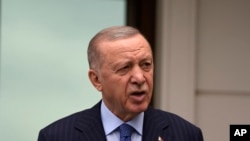 土耳其将全面中止与以色列的贸易，以促使以色列妥协停火。土耳其总统埃尔多安称土耳其不能对以色列轰炸手无寸铁的巴勒斯坦人袖手旁观。（美联社）