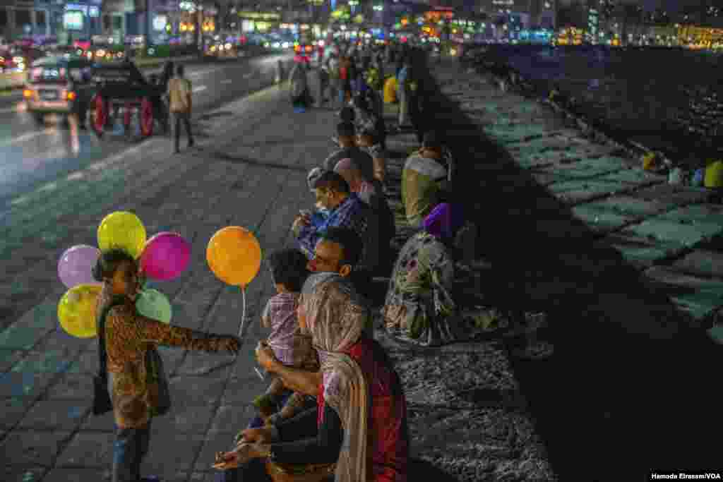 Some tourists say they are afraid to sit too close to the sea in Alexandria, Egypt. (Hamada Elrasam/VOA) 