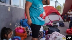 Seorang pencari suaka Meksiko yang sedang hamil menunggu untuk memasuki AS di dekat perbatasan Gateway International Bridge di Matamoros, Meksiko, 20 Agustus 2019.