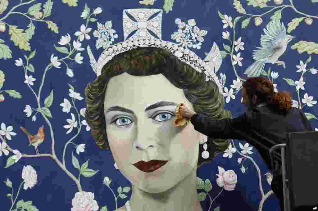 2016年4月19日，一名工人在伦敦装置弗雷德里克&middot;维姆萨特画的一幅英国女王伊丽莎白二世的新壁画以纪念英女王的90岁生日。当时英国史上在位时间最长的国君将庆祝90大寿。而在2017年4月21日，英国女王伊丽莎白二世（Queen Elizabeth II）低调度过她的91岁诞辰，到纽伯里马场观看赛马。