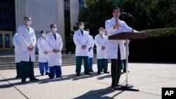 Doktor Šon Koneli obaveštava novinare o zdravstvenom stanju predsednika Trampa ispred bolnice Volter Rid u Betezdi. 