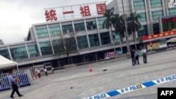 Para penyelidik terlihat berada di sekitar stasiun kereta Guangzhou, provinsi Guangdong, pasca serangan dengan pisau di wilayah tersebut (6/5). 