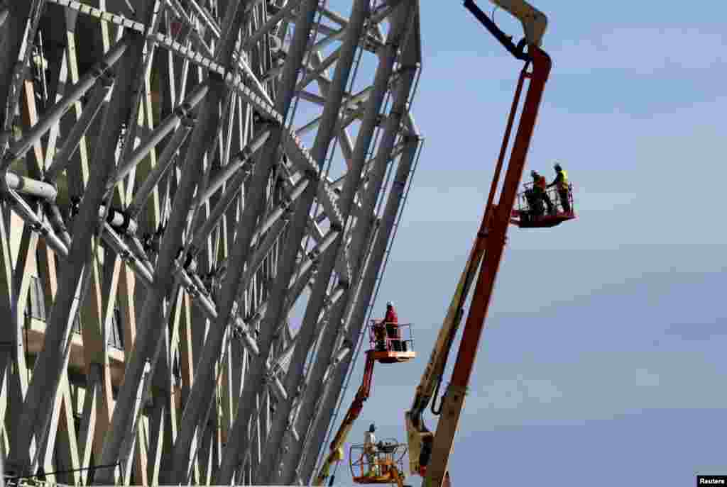 Pekerja di situs bangunan Riviera Allianz depan stadion di Nice, Prancis.