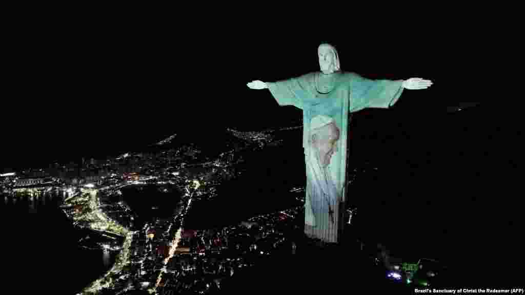 Gambar Paus Fransiskus diproyeksikan pada patung Kristus Sang Penebus di kota Rio de Janeiro, Brazil. (AFP)&nbsp;