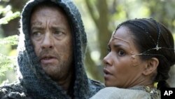 Tom Hanks sebagai Zachry dan Halle Berry sebagai Meronym dalam film Cloud Atlas. (Foto: AP/Warner Bros. Pictures)