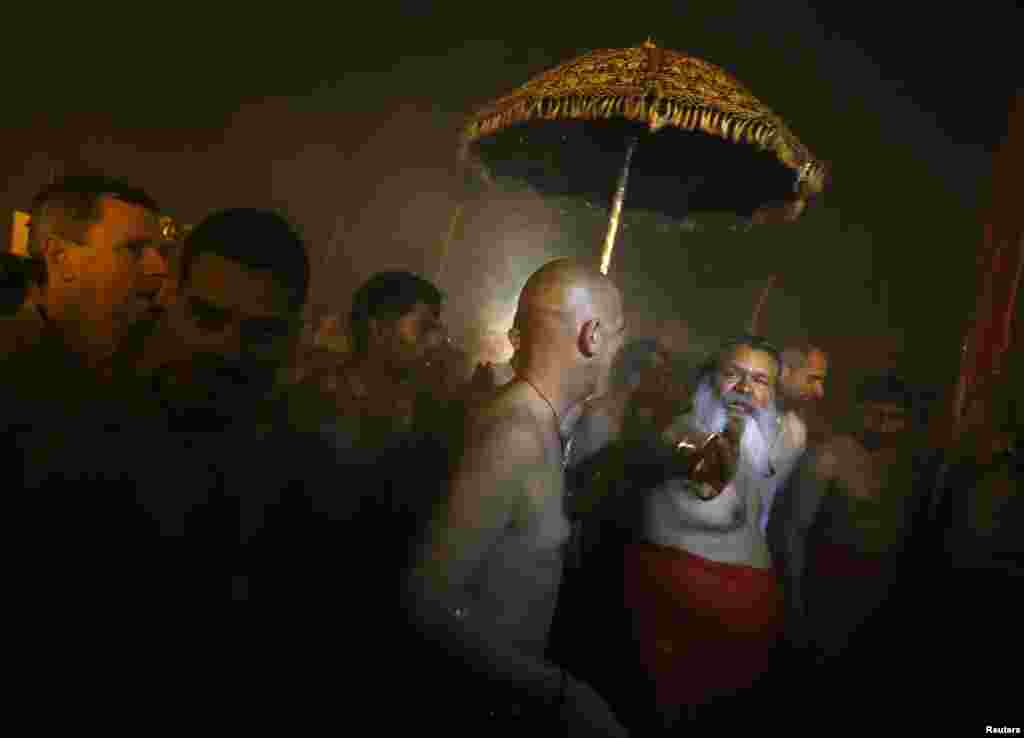 Hindu devotees arrive in the northern city of Allahabad to attend the first grand bath of the Kumbh Mela, India, January 14, 2013. 