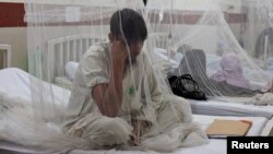 Seorang penderita demam dengue (DBD) dirawat di rumah sakit di Lahore, Pakistan (foto: dok). 