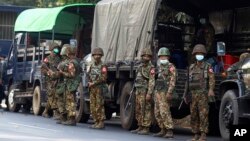 ទាហាន​មួយ​ក្រុម​ឈរ​នៅ​ជិត​រថយន្ដ​យោធា​ដែល​ចត​នៅ​ក្បែរ​ទីស្នាក់ការ​គណបក្ស​សម្ព័ន្ធជាតិ​ដើម្បី​លទ្ធិប្រជាធិបតេយ្យ​នៅ​ទីក្រុង​រ៉ង់ហ្គូន ប្រទេស​មីយ៉ាន់ម៉ា ថ្ងៃទី១៥ ខែកុម្ភៈ ឆ្នាំ២០២១។ 