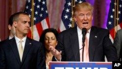 Kandidat Capres AS dari partai Republik, Donald Trump berbicara kepada pendukungnya di Palm Beach, Florida, didampingi manajer kampanyenya, Corey Lewandowski (kiri), Selasa (15/3).