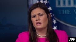 새라 허커비 샌더스 백악관 대변인이 10일 정례브리핑에서 발언하고 있다.