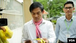 រូបឯកសារ៖ អតីត​អ្នក​សារព័ត៌មាន​​វិទ្យុ​អាស៊ី​សេរី​ប្រចាំ​រាជធានី​ភ្នំពេញ លោក យាង សុធារិន្ទ (ស្តាំ) និង​លោក អ៊ួន ឈិន (ឆេ្វង) បាន​មកដល់​សាលា​ដំបូង​រាជធានី​ភ្នំពេញ​កាល​ពី​ថ្ងៃ​សុក្រ​ទី​៣០ ខែ​សីហា ឆ្នាំ​២០១៩។ (ទុំ ម្លិះ/VOA Khmer)