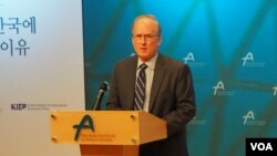27일 로버트 랩슨 주한미국대사 차석이 서울에서 아산정책연구원이 미국의 동서센터와 한국의 대외경제연구원과 공동 주최한 행사에서 연설하고 있다. 