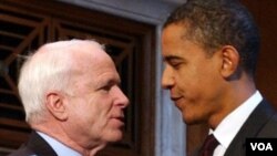 Senator AS dari Partai Republik John McCain (kiri), telah sejak lama mendesak dilakukannya serangan militer AS terhadap Suriah (foto: dok). 