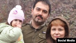 سهیل عربی، فعال مدنی زندانی در کنار همسر و فرزندش