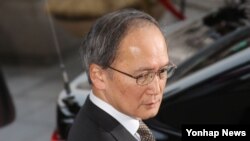 나가미네 야스마사 주한 일본대사가 지난 6일 서울 외교부 청사를 나서고 있다. 주한 일본 대사는 부산 위안부 소녀상 설치에 반발해 일시 귀국했다.