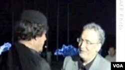 Pemimpin Libya Moammar Gadhafi menyambut kedatangan Abdel Basset al-Megrahi di Tripoli, Agustus 2009.