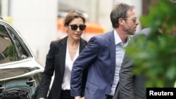 헌터 바이든 씨의 형수인 할리 바이든 씨가 6일 델라웨어주 윌밍턴 연방지방법원에 도착하고 있다.