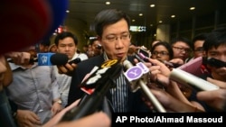 10일 말레이시아 쿠알라룸푸르 국제공항에서 여객기 실종 사고 공동조사단의 구오 샤오춘 단장이 기자들의 질문에 답하고 있다.